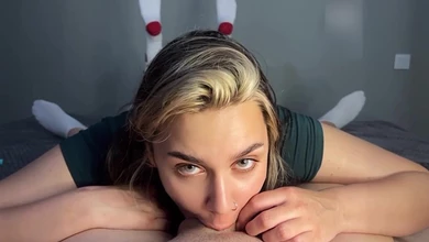 Сучка крашена смачно всосалась губёхами в член своего друга